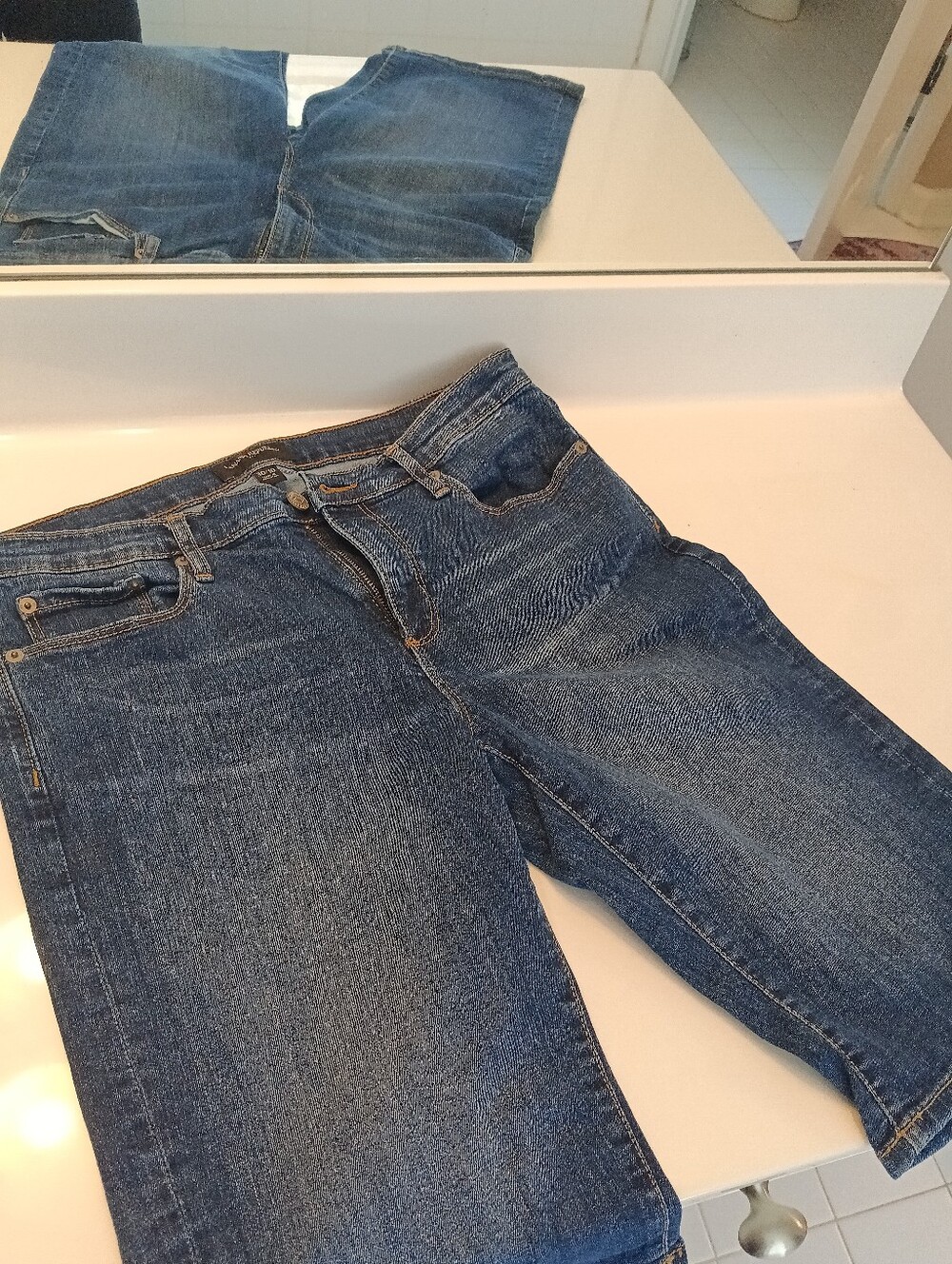 Classic Banana Republic Denim Bermuda Shorts – Size 10 – Versatile Mid-Length